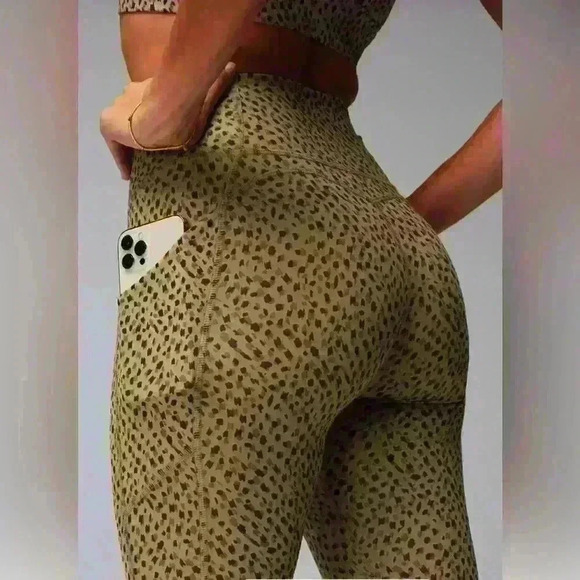 NWT Fabletics Oasis High Waisted Luxe Leggings in Abstract Cheetah Item# 6A - Picture 6 of 11